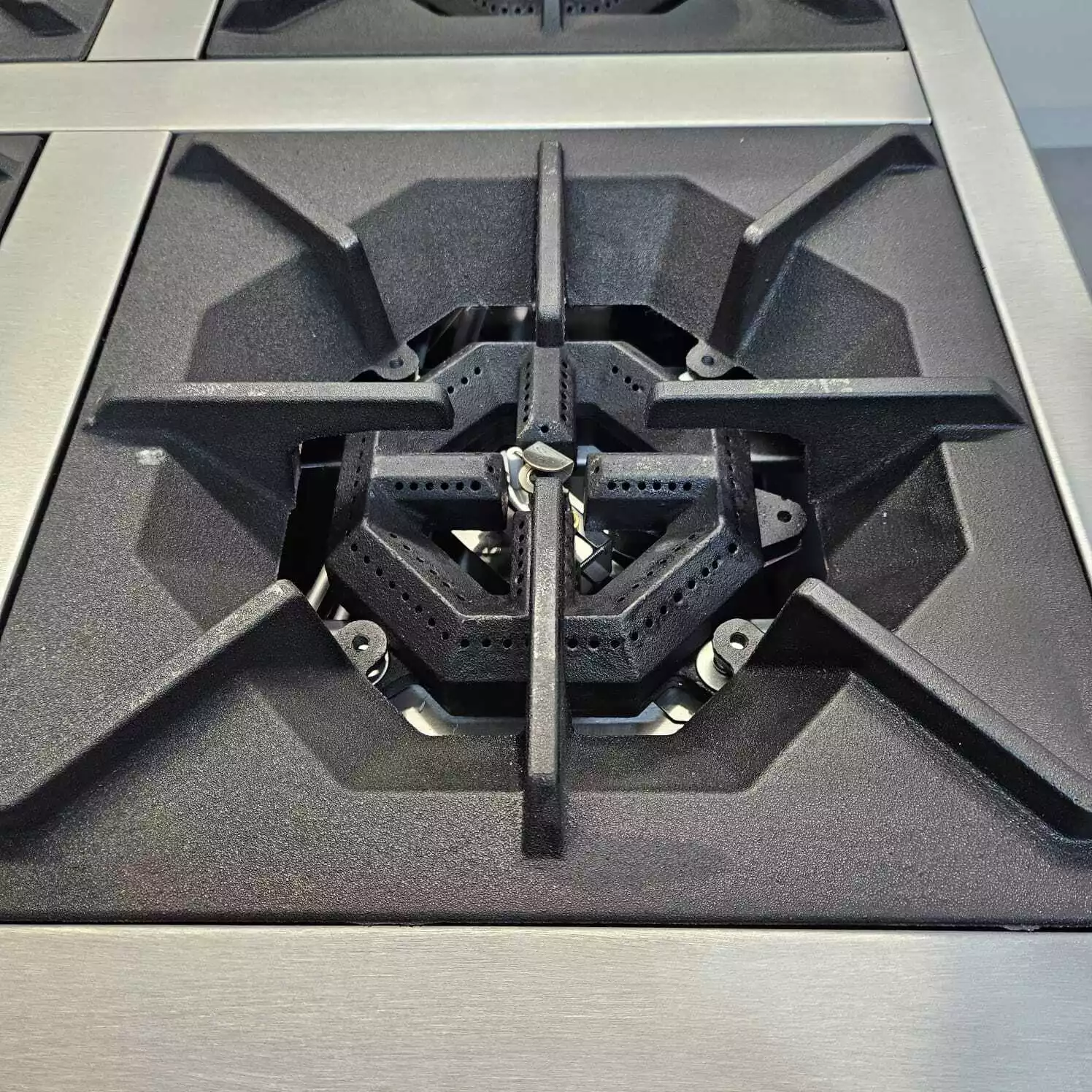 Hosty 4 Burner LPG Gas Hob – Tabletop Commercial Cooker Hosty 4 Burner LPG Gas Hob – Tabletop Commercial Cooker - Image 4