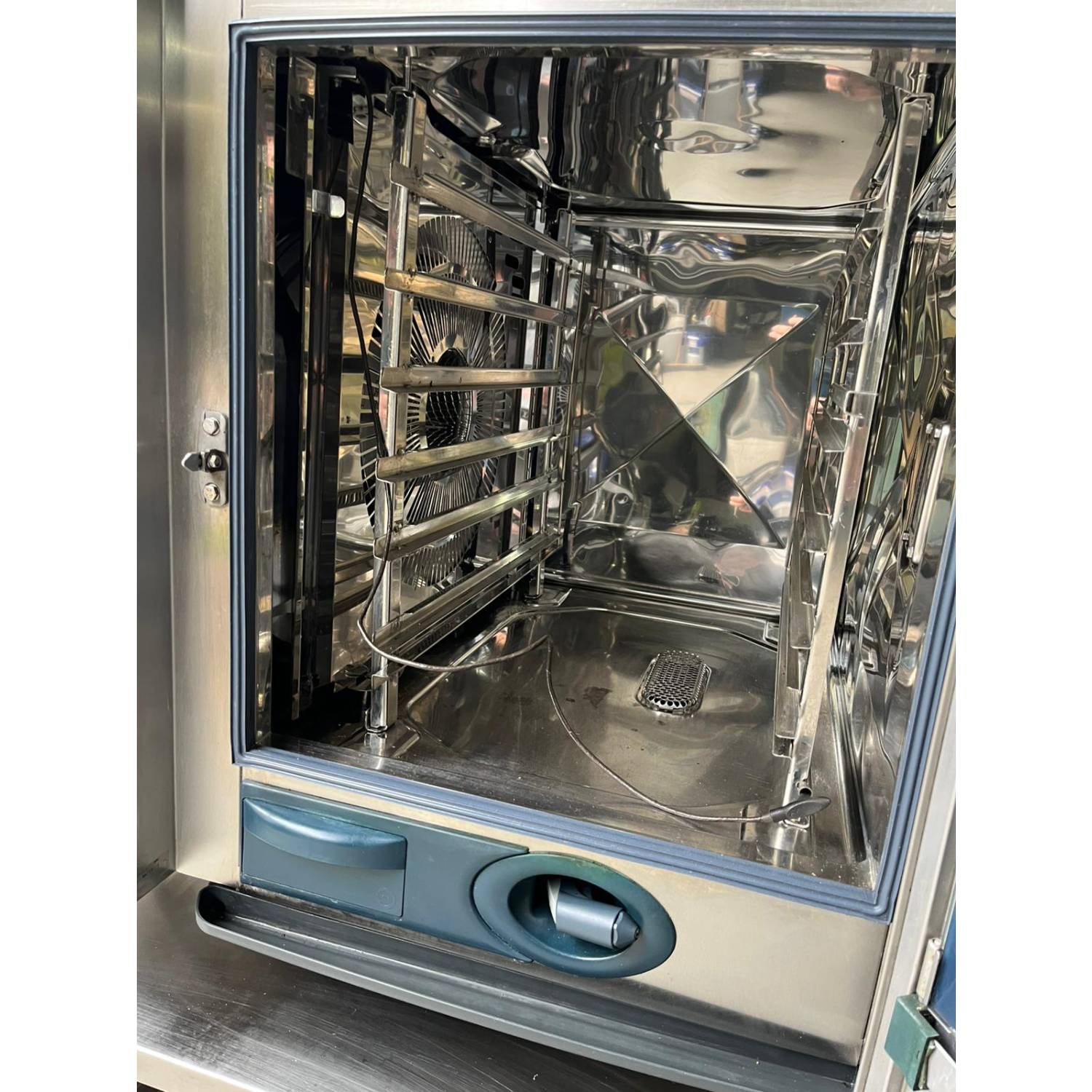 Rational SCCWE 61/1 6 Grid Gas Combi Oven on a UGII Stand Rational SCCWE 61/1 6 Grid Gas Combi Oven on a UGII Stand