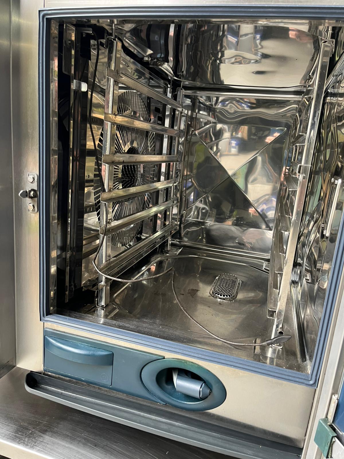 Rational SCCWE 61/1 6 Grid Gas Combi Oven on a UGII Stand Rational SCCWE 61/1 6 Grid Gas Combi Oven on a UGII Stand - Image 4