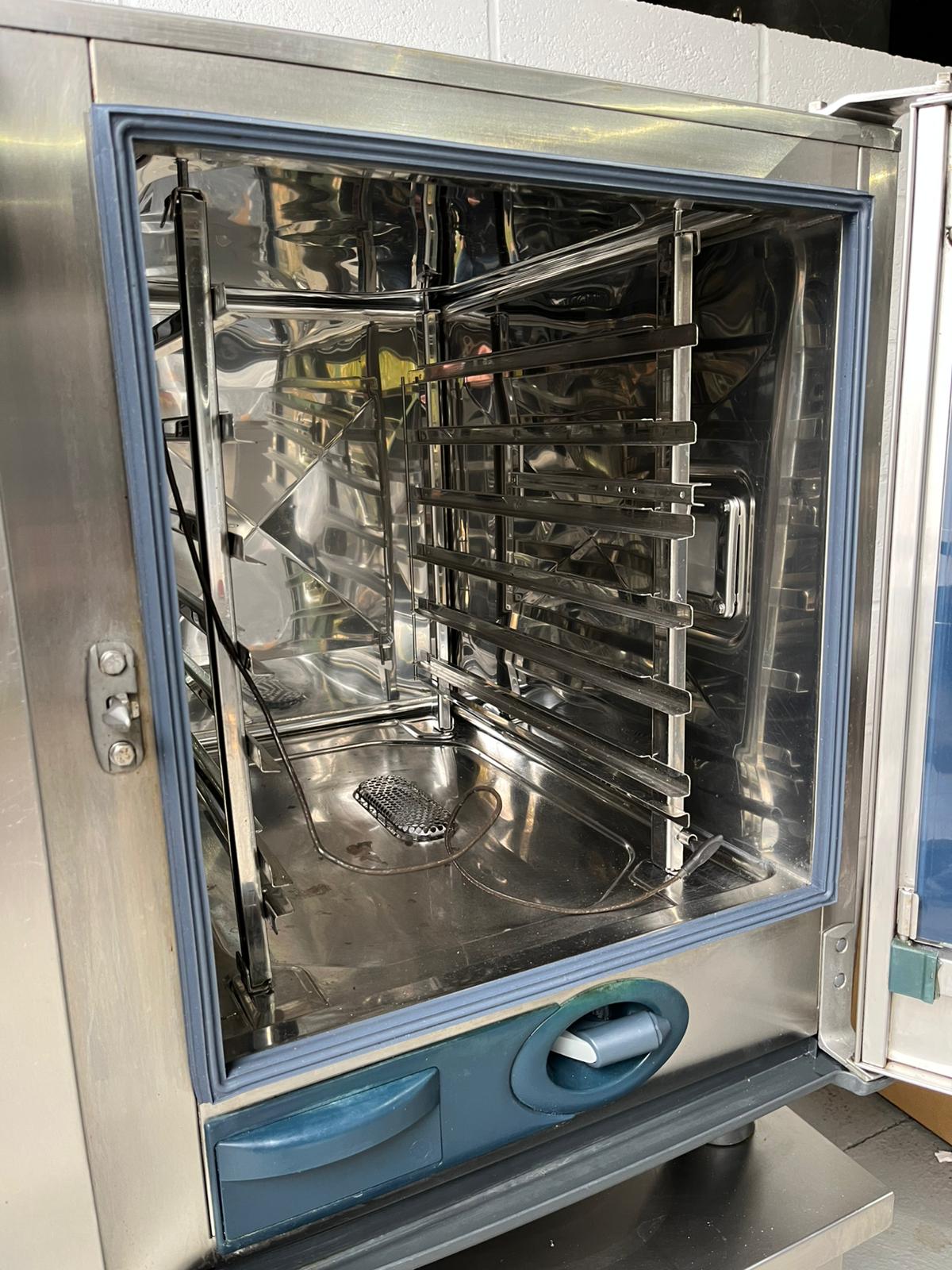 Rational SCCWE 61/1 6 Grid Gas Combi Oven on a UGII Stand Rational SCCWE 61/1 6 Grid Gas Combi Oven on a UGII Stand - Image 3