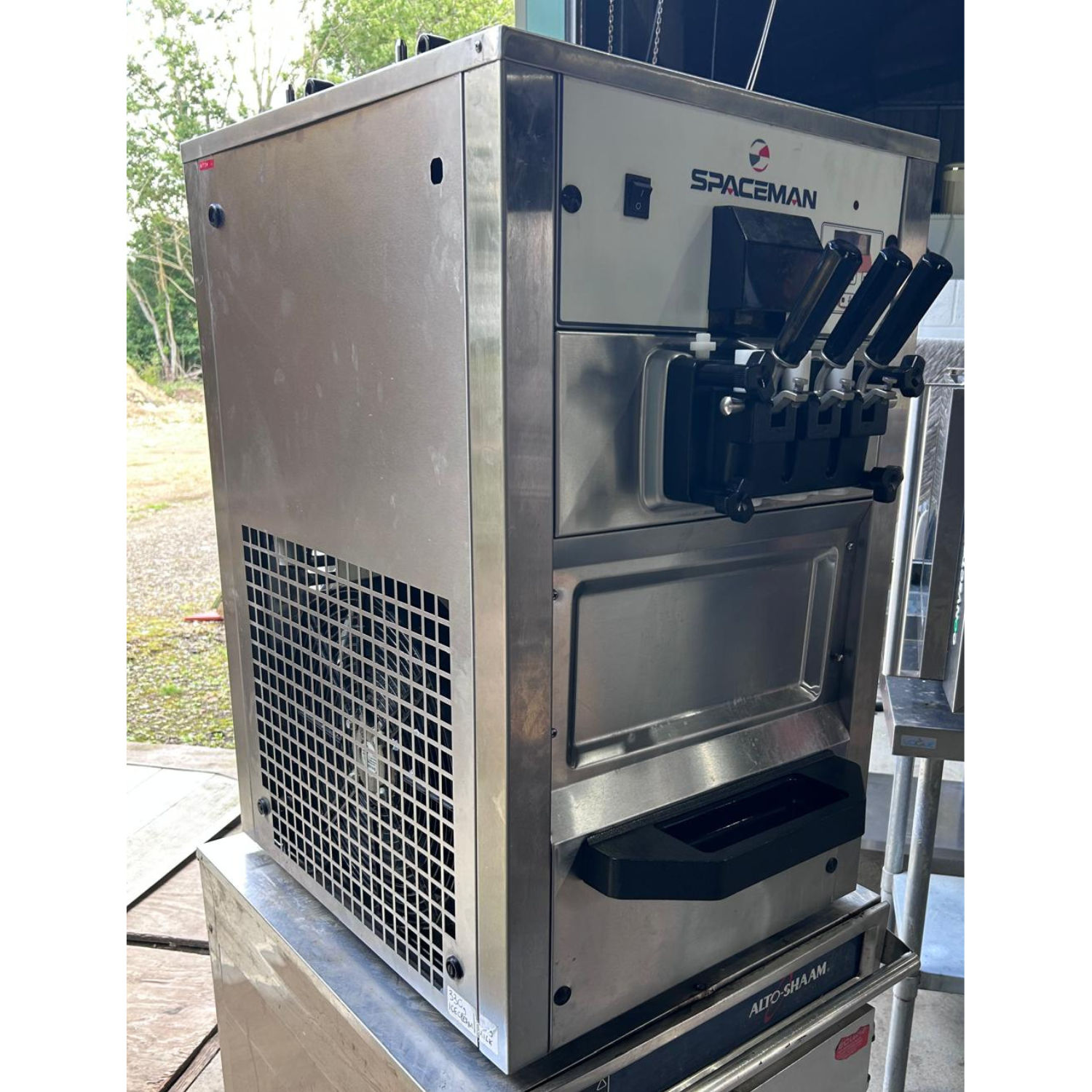 Reconditioned Spaceman T29 Soft Serve Ice Cream Machine – Twin-Twist Countertop, Gravity-Fed Spaceman T29 Soft Serve Ice Cream Machine – Twin-Twist Countertop, Gravity-Fed