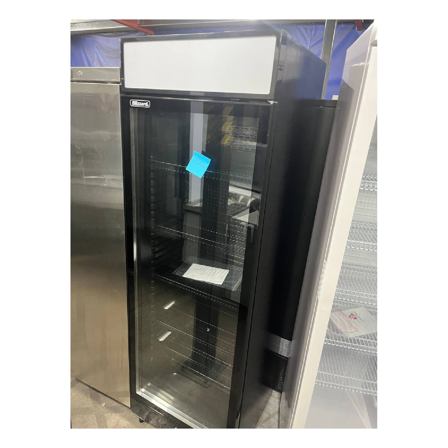 Single-door upright bottle cooler